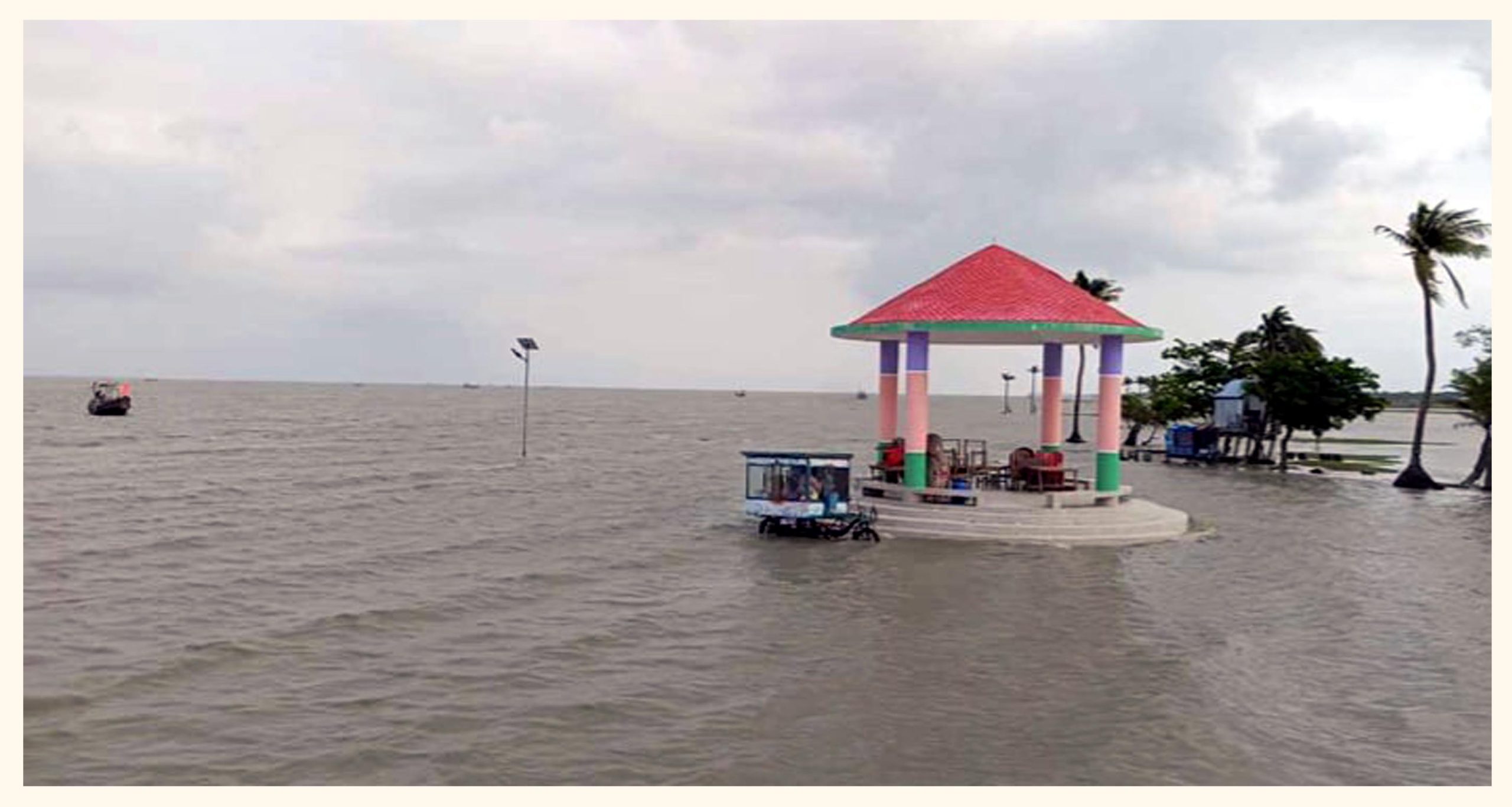 ভারী বর্ষণে চরফ্যাশনের ৩০ গ্রাম প্লাবিত, ইউএনও’র ত্রান সামগ্রী বিতরণ 