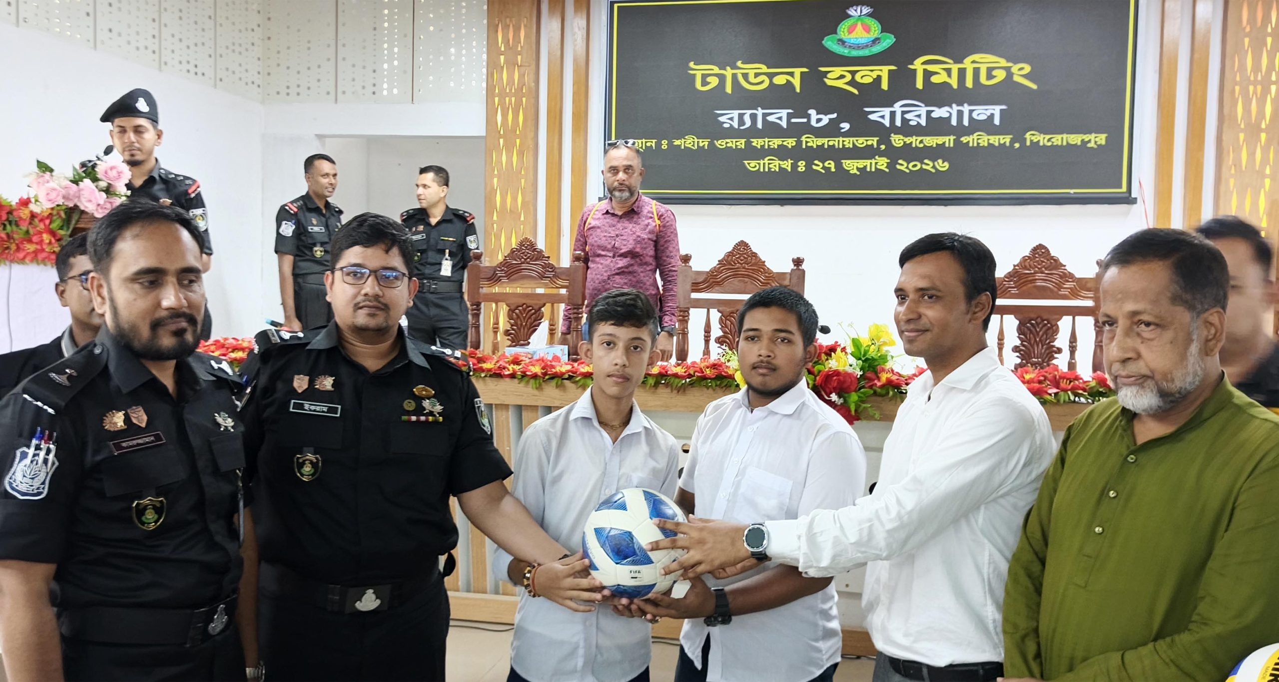 অপরাধ প্রতিরোধে সচেতনতা গড়ে তুলতে পিরোজপুরে র‍্যাব-৮-এর টাউন হল সভা