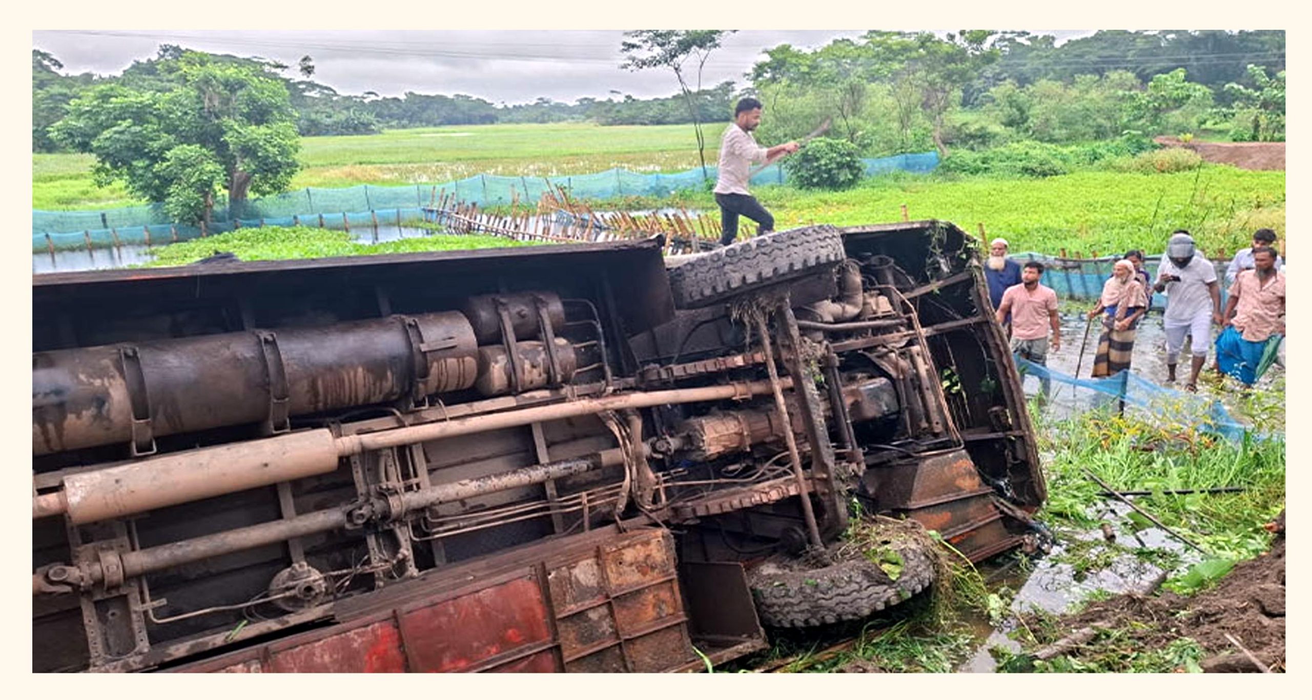 নলছিটিতে যাত্রীবাহী বাস খাদে, ১ জনের মৃত্যুর আশঙ্কা