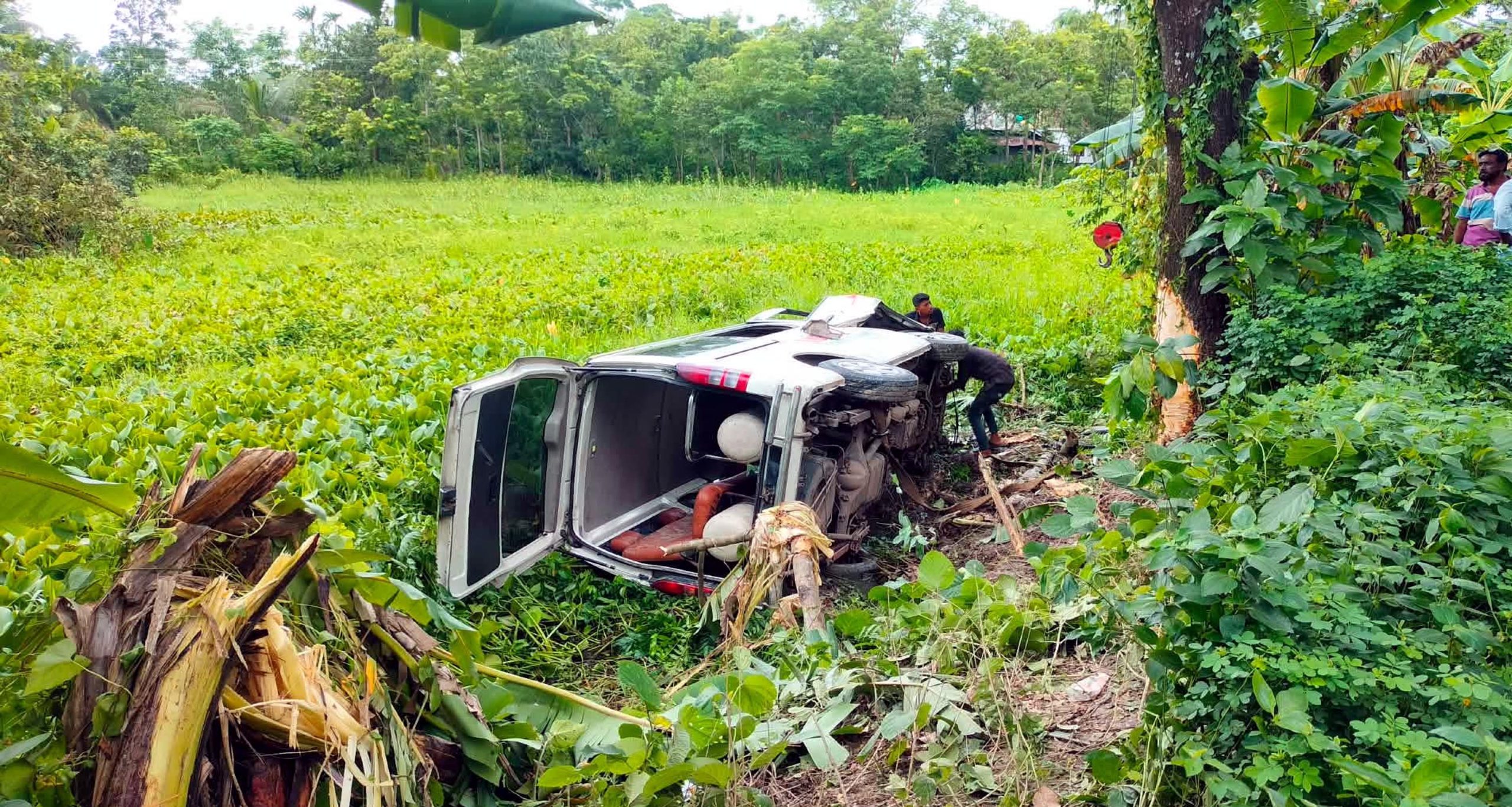 ঝালকাঠির নলছিটিতে রোগি নিয়ে এম্বুলেন্স ছিটকে  খাদে 