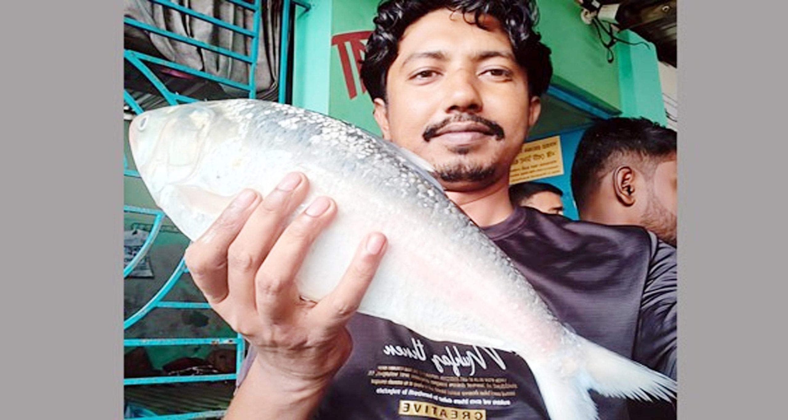 কয়াকাটায় ২ কেজির ইলিশ, বিক্রি হলো ৬ হাজার ৮২৫ টাকায়