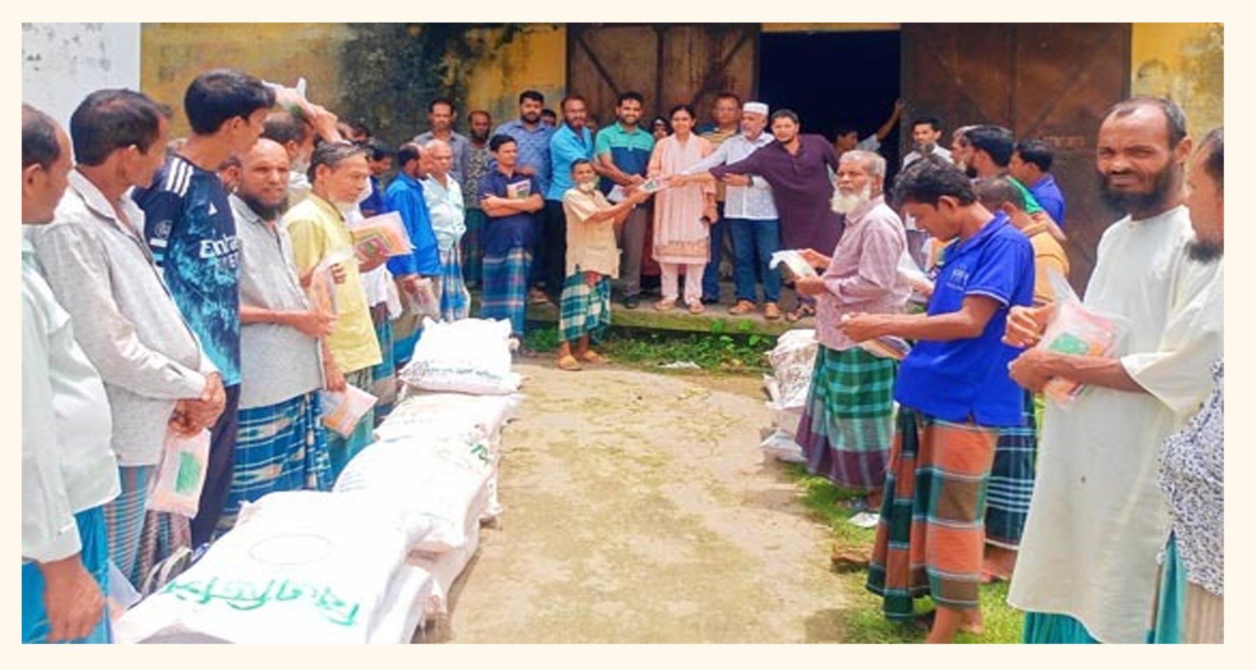 কাউখালীতে কৃষকদের বিনামূল্যে বীজ ও সার বিতরণ