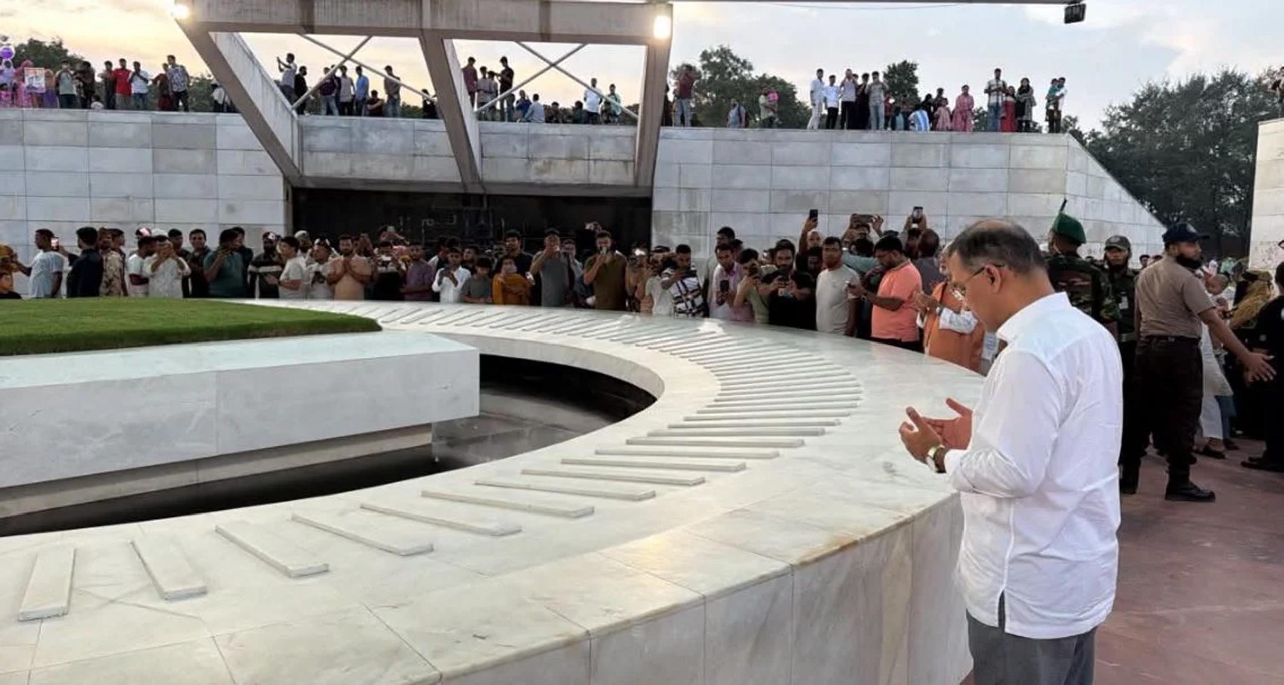 জিয়াউর রহমান ও বেগম খালেদা জিয়ার কবর জিয়ারত করলেন প্রধানমন্ত্রী