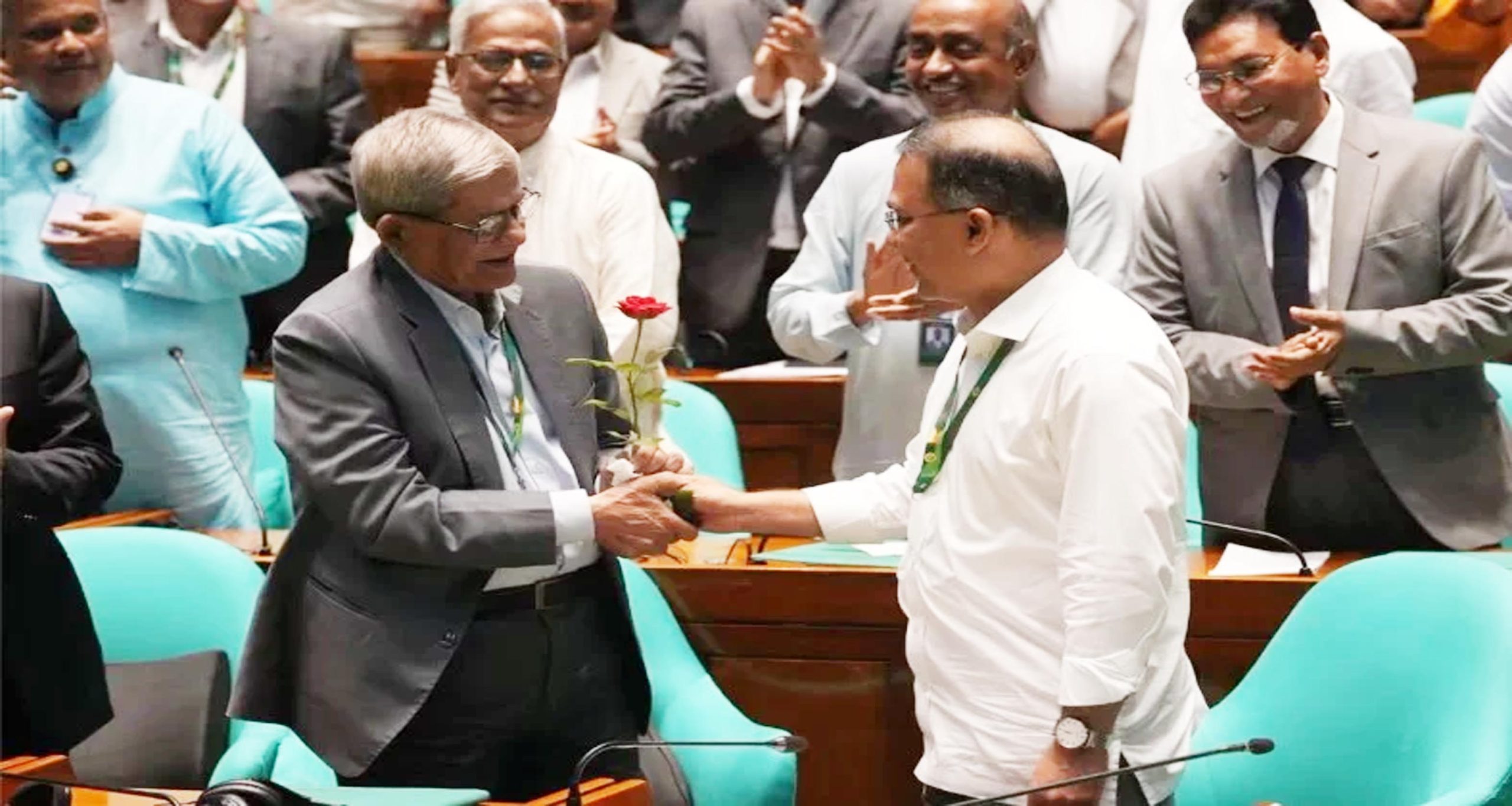 নতুন রাষ্ট্রপতিকে লাল গোলাপ দিয়ে শুভেচ্ছা জানিয়েছেন প্রধানমন্ত্রী