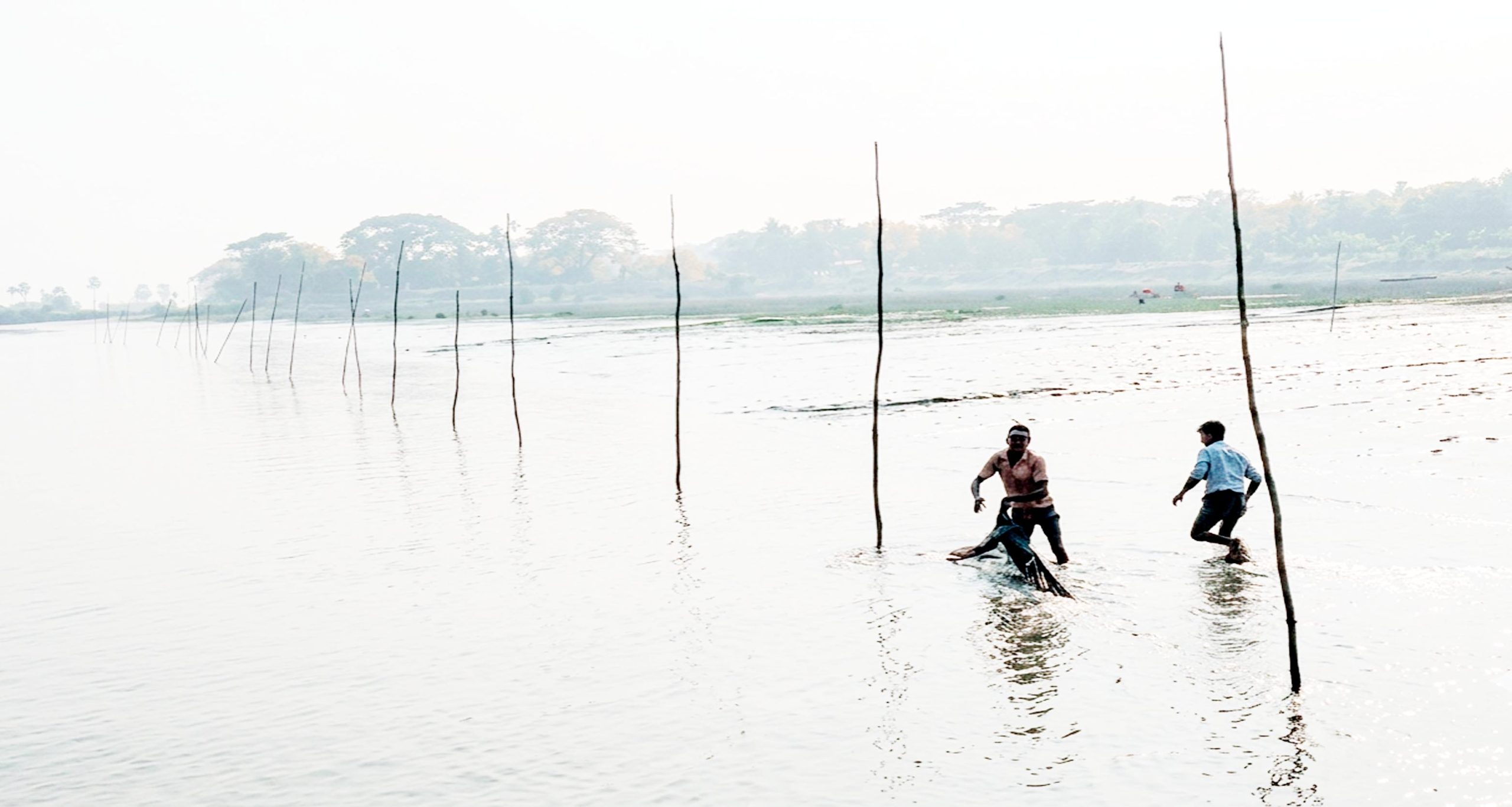 লালমোহনে মেঘনা নদীতে অবৈধ খুর্চি জাল