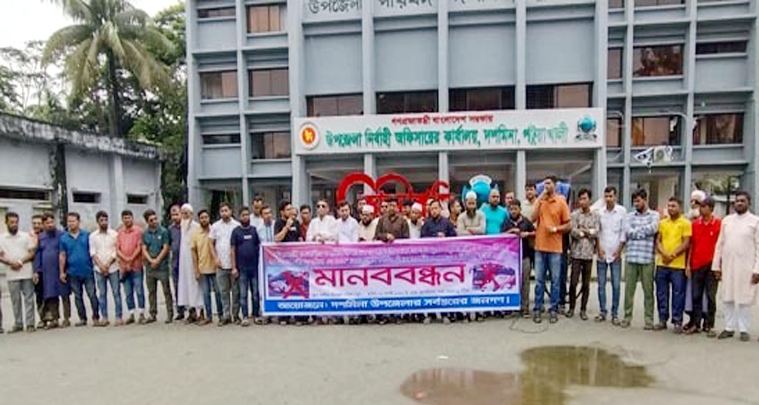 দশমিনা এক্সপ্রেস সিন্ডিকেট বন্ধসহ নিরাপদ সড়কের দাবিতে মানববন্ধন
