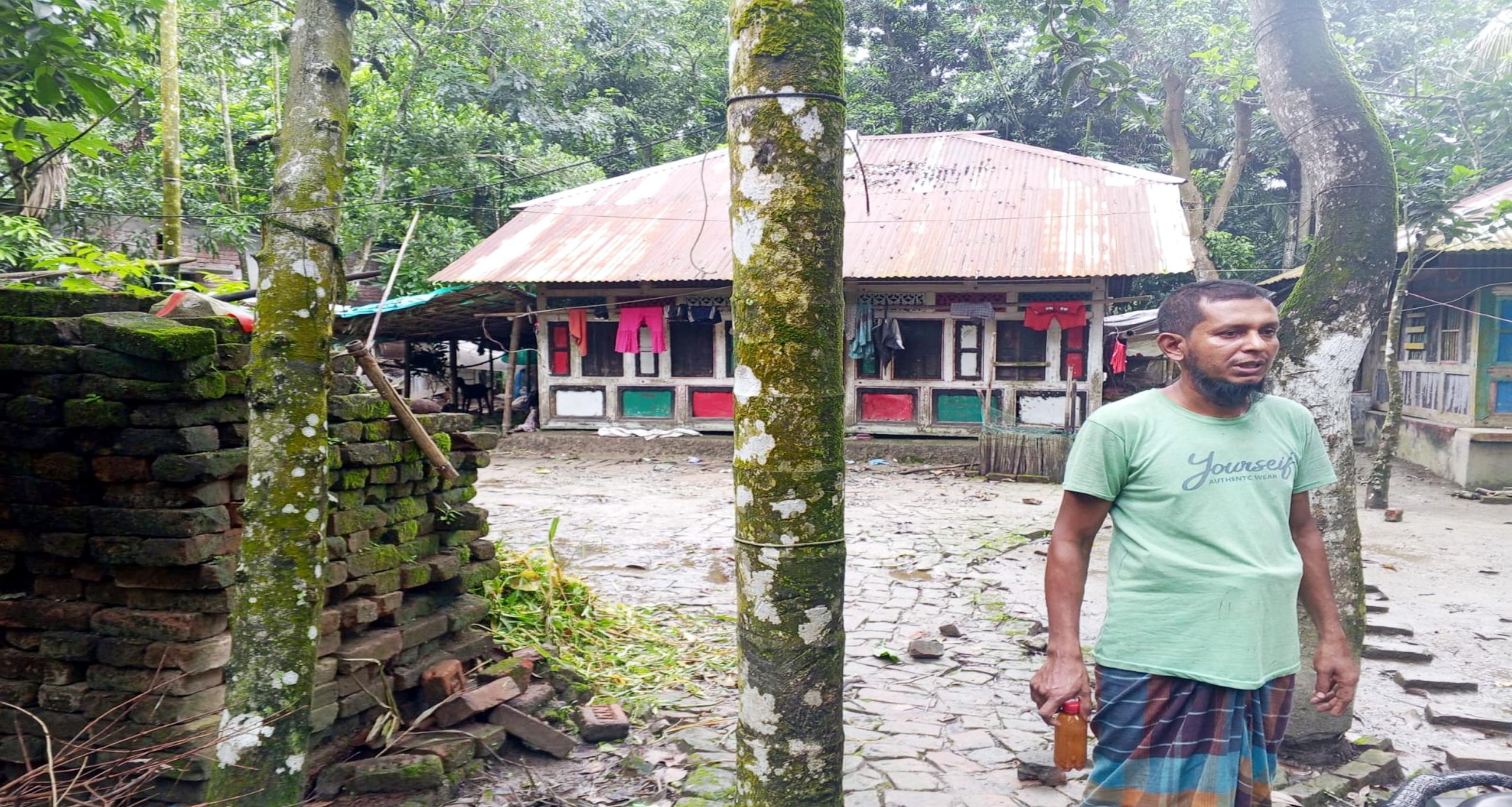 উজিরপুরে মুক্তিযোদ্ধা পরিবারের বসতবাড়িতে হামলার অভিযোগ 