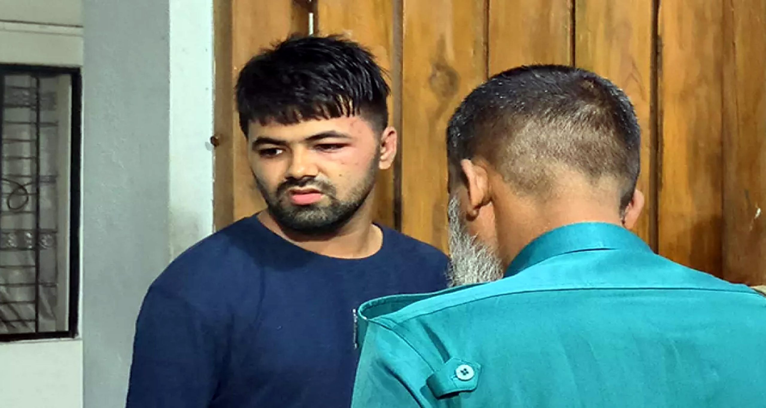 বরিশালে ৩ প্রেমিকার হাতে ধোলাই খেয়ে থানায় যুবক