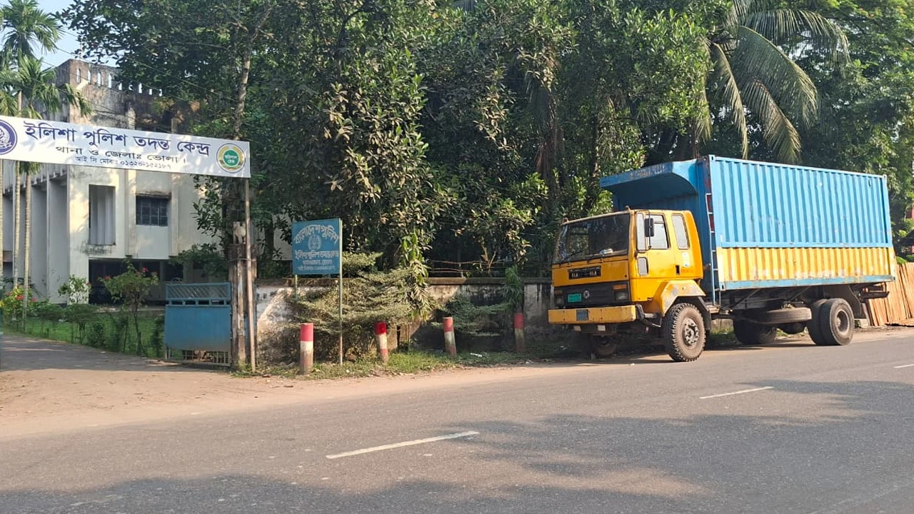 ভোলায় কাভার্ডভ্যান থেকে ১২ হাজার ৪০০ লিটার সয়াবিন তেল জব্দ