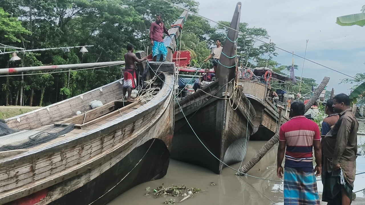 বরগুনায় ট্রলার মেরামতের সময় বিদ্যুৎস্পৃষ্ট হয়ে জেলের মৃত্যু, আহত ২