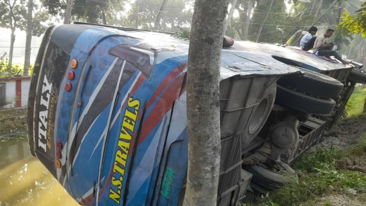 বরিশালে নিয়ন্ত্রণ হারিয়ে ডোবায় ইতালি পরিবহনের বাস