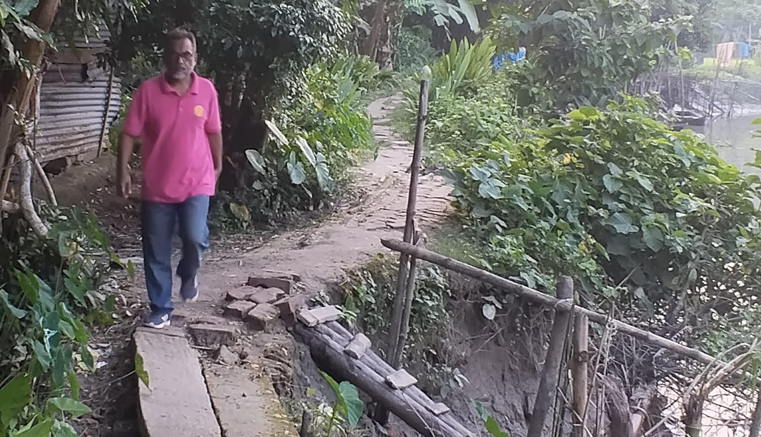 কাউখালীতে ঝুঁকিপূর্ণ হরিণধারা-গোপালপুর সড়ক: খালের পেটে বিলীন হওয়ার পথে যাতায়াতের মাধ্যম